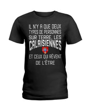 Load image into Gallery viewer, A Que Deux Types De Personnes Sur Terre Les Calais Nu Emblem Ladies Tee
